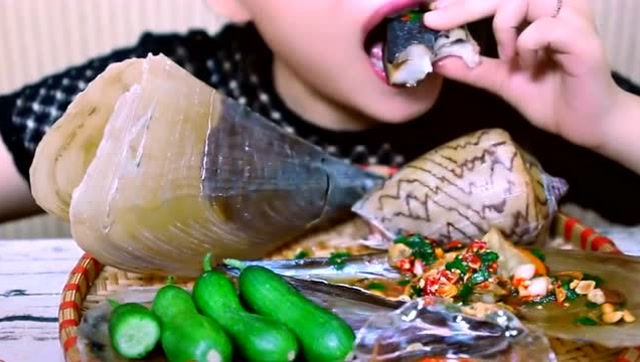 美女吃"巨型海蜗牛",肉质好用嚼劲,蘸酱吃味道还不错!