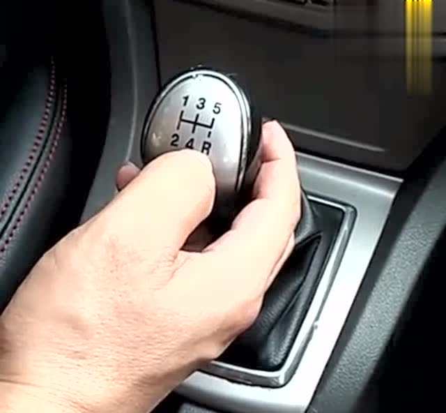 手动挡汽车正确的挂挡手势,不容忽视,学会考试100分!
