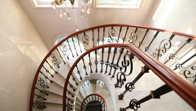奢华欧式大别墅三层旋转楼梯下暗藏玄机