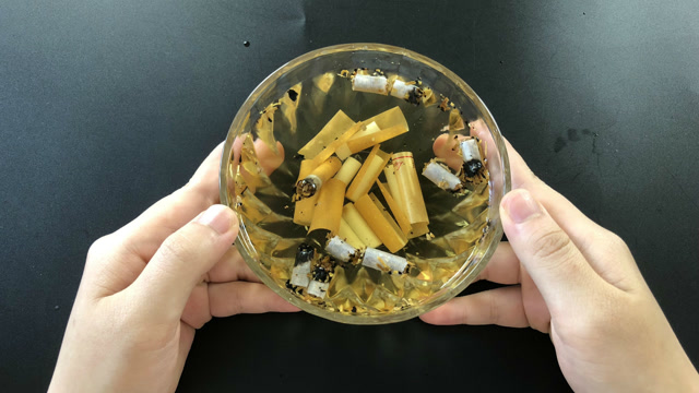 香烟头真是个宝,放进水里泡一泡,家家户户的难题能解决