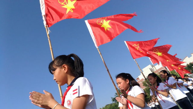 山东滨州:千名小学生高擎队旗加入中国少年先锋队
