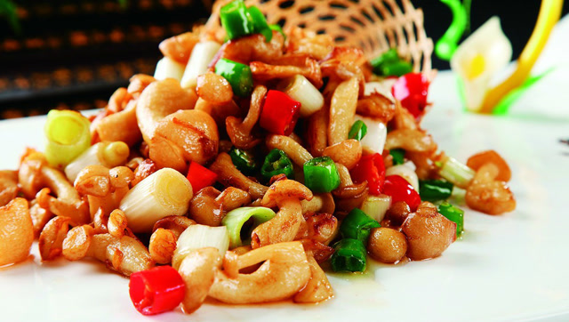 好吃的"干煸白玉菇"做法,香酥可口,学会了还可以当零食吃!