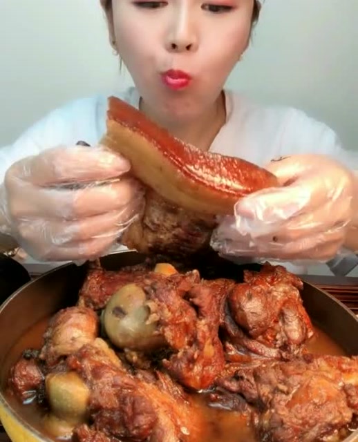 美女狂吃五花肉