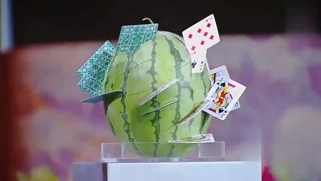 7岁小伙把扑克牌玩的跟小李飞刀一样,真是儿时的梦想!