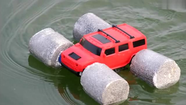 水陆两栖越野车,虽然是个手工玩具,但创意一流!