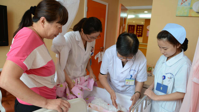 宝妈二胎生下儿子,全家人都只盯孩子,只有5岁女儿发现妈妈异常