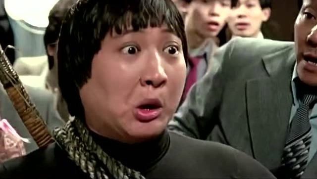 《奇谋妙计五福星》洪金宝真是傻的可爱,竟跑到警车里偷东西