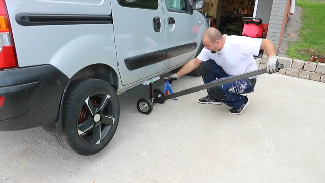 民间牛人自制千斤顶,5秒内顶起汽车,换轮胎很实用