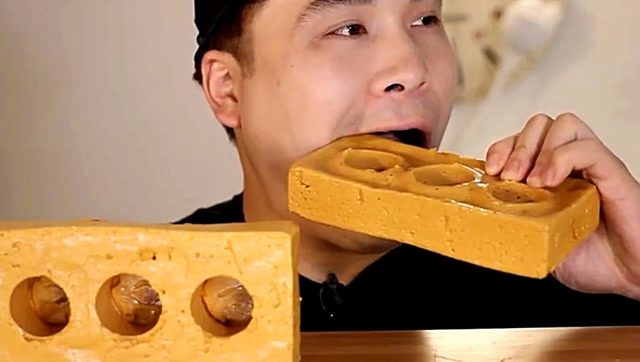 韩国吃播:donkey今日吃砖,工地拿来两块砖尝尝什么味道!