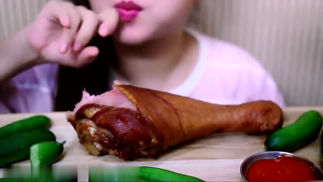 看看美女怎么吃烟熏火鸡腿,吃的真香,好想尝尝什么味道