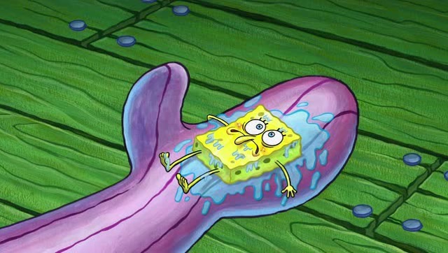 变得超小的海绵宝宝被鱼当成宠物,捏在手中还舔着玩,逃命啊