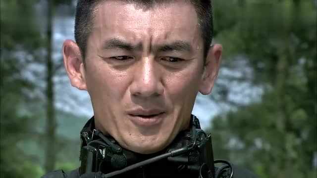 特警力量:龙头递给路遥手绢擦眼泪,没想到路遥送的手绢一直留着