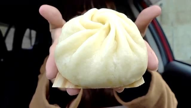 美女吃包子,好好吃的感觉