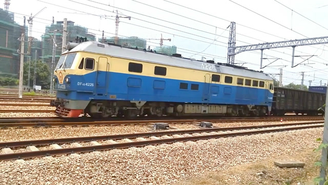 昵称乌克兰的df4dh内燃机车 牵引货列通过艮山门动车所