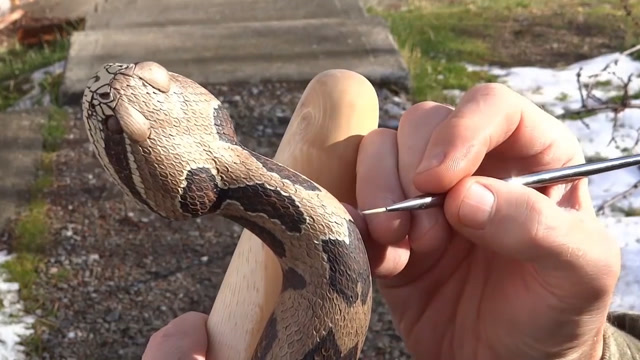 实拍木匠手工雕刻响尾蛇手杖,这手工艺做的真精制,长见识了