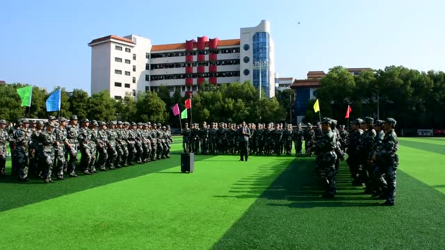 湘乡一中国防班户外拓展活动列队入场