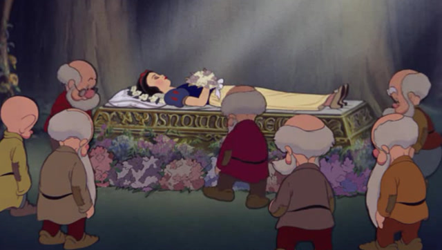 白雪公主:白雪公主吃了皇后的毒苹果长睡不醒,最后却被王子吻醒了