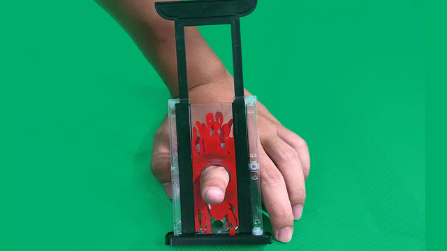 魔术揭秘:大型舞台魔术手指分离,原来机关这么简单