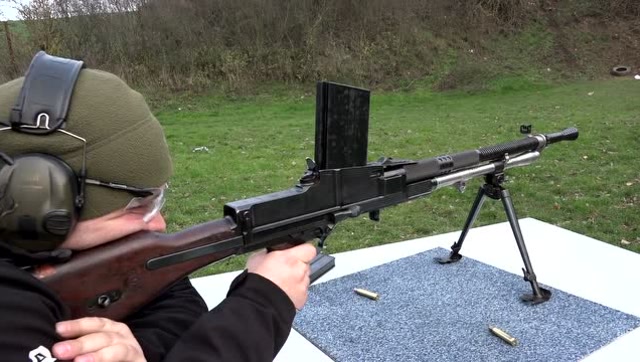 老外上手二战古董:捷克造zb30轻机枪,玩的就是情怀!