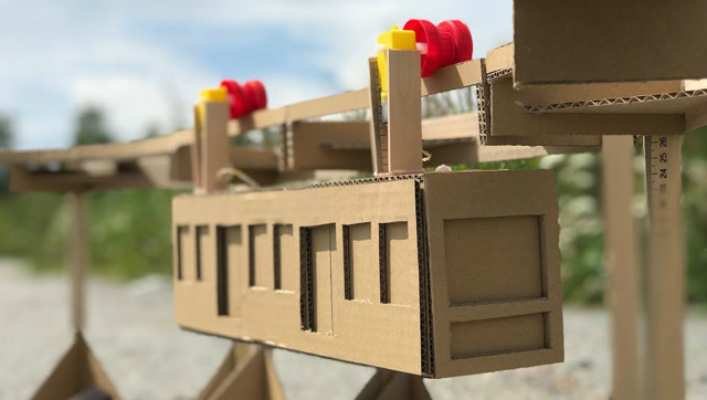 牛人自制缆车-悬浮铁路玩具给孩子玩,这玩具也太高大尚了吧!