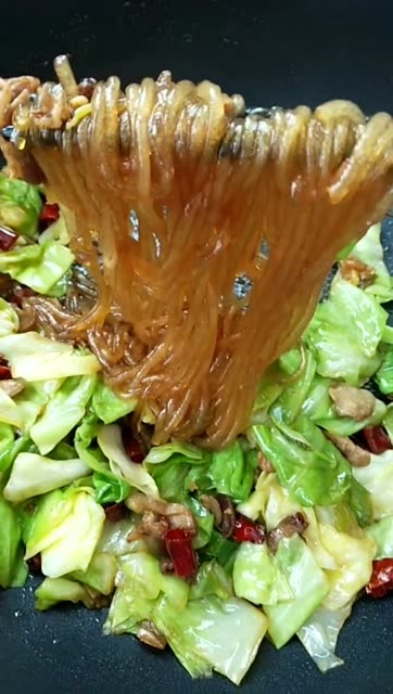 茴子白炒粉条,特别美味的下饭菜,教你一招粉条不抱团!