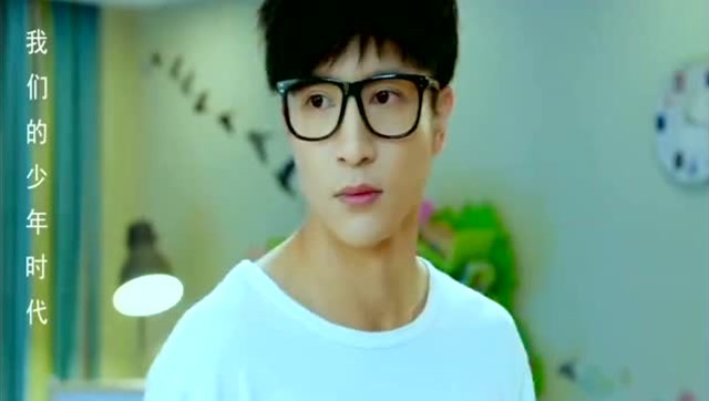 果果问陶西墙上的黑印怎么回事,陶西说,是球砸的!