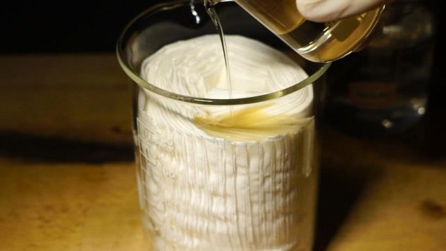 浓硫酸倒在了卫生纸上,接下来会发生什么?网友:一看就是黑暗料理!