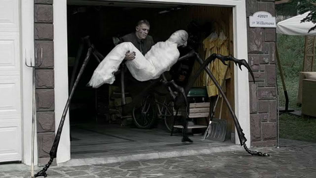 末日出现变异昆虫把人包裹进虫茧里被咬一口就会变成八角怪物