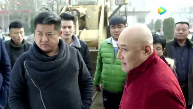 头条新闻 流氓头子仗着自己有关系便欺压百姓,军区首长一句话打脸