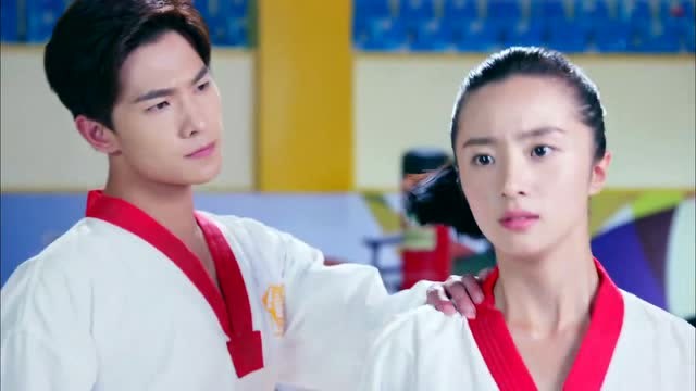 旋风少女 蒋依依下黑手用箭暗算胡冰卿 杨洋伸手握箭 超疼的