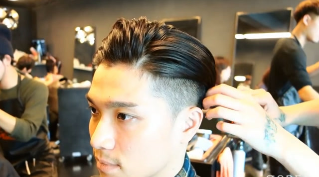 今年流行复古背头发型,男生剪了都说帅!