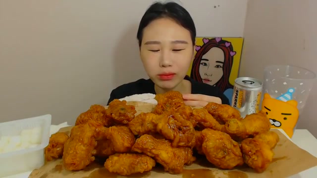 美女吃一大盘炸鸡腿,强烈的脆声,吃得贼过瘾的