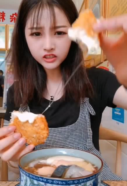 第一次看见正宗的爆浆鸡排,吃货小仙女早馋的流口水了!