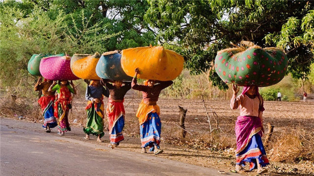 为什么印度人喜欢把东西顶在头上?原来真的有科学依据!