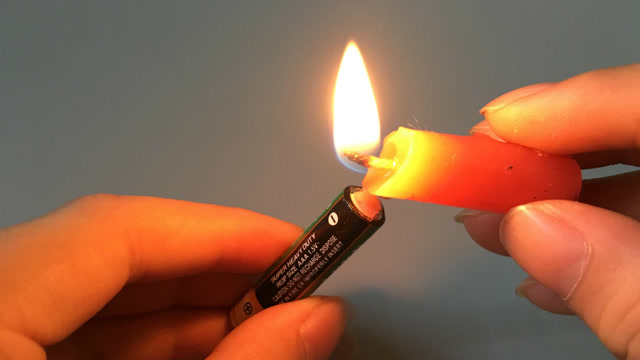 把蜡烛油滴在电池上,原来还有这样的好处,现在知道还不晚