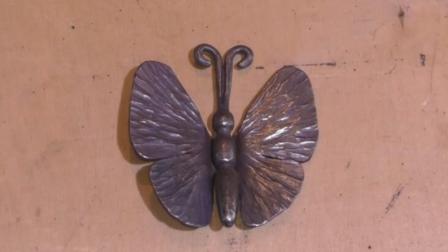 老师傅锻造一只铁蝴蝶,真佩服他的锤子,敲敲打打造型就出来了