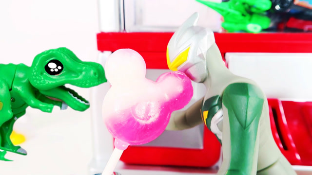 美莉玩具酷 奥特曼镜子骑士抓娃娃超多礼物 运气好和魔幻恐龙拆糖果吃