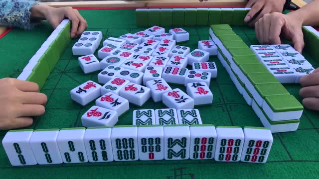 麻将:小伙这牌就剩一个二条了,怕是没得胡了,刚说完就胡了