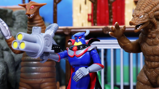 小熊玩具故事 小猪佩奇和小奥特曼寻宝 索克天王带怪兽拦住去路