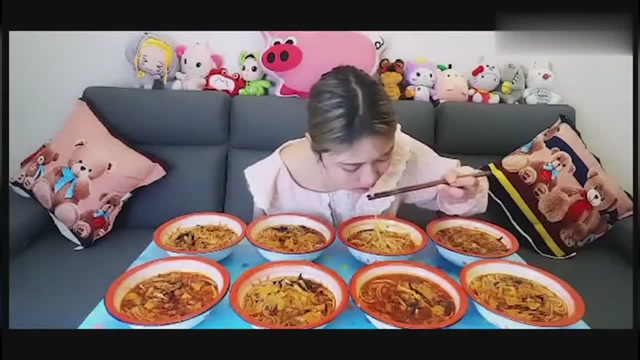 吃播大胃王:中国小姐姐吃八份螺蛳粉,酸辣的感觉好爽
