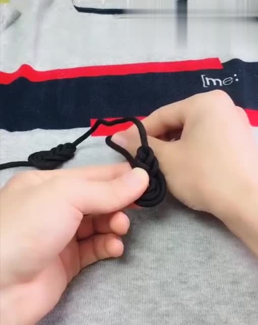 慢动作教你学会卫衣带子的琵琶结,很好看的