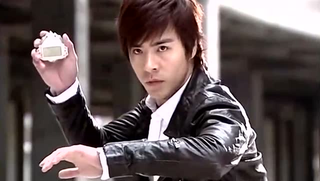 铠甲勇士第一部经典片段:黑犀铠甲想当领队,挑战炎龙侠