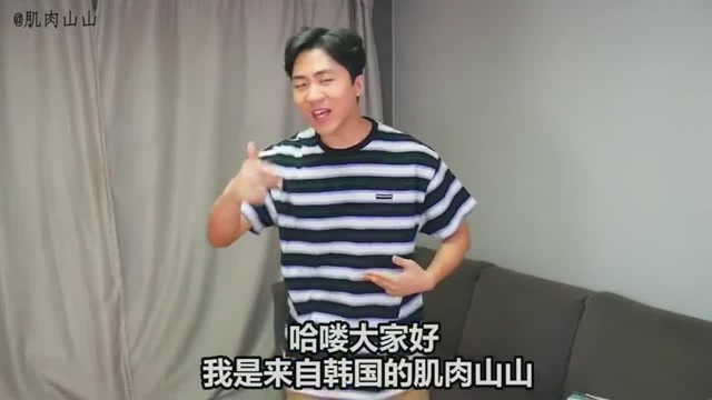 淘气弟弟穿恐龙服饰整蛊姐姐