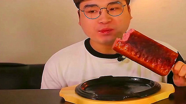 大胃王胖哥吃超大热狗,还是焦皮的,配上沙拉酱和番茄酱吃的很过瘾