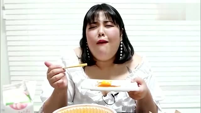 韩国大胃王大胃王胖妞秀彬深夜吃辣年糕,这么胖了还吃