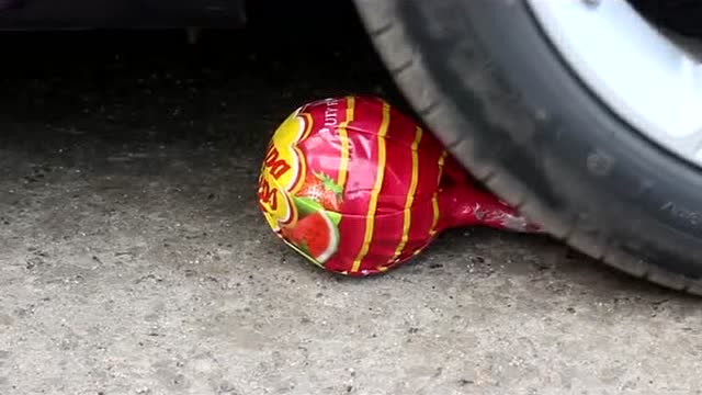 实验:宝马汽车从巨大棒棒糖压过会怎样