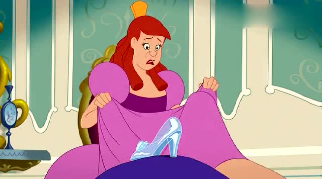 仙度瑞拉的姐姐伸出大脚试穿水晶鞋,竟直接穿上了?