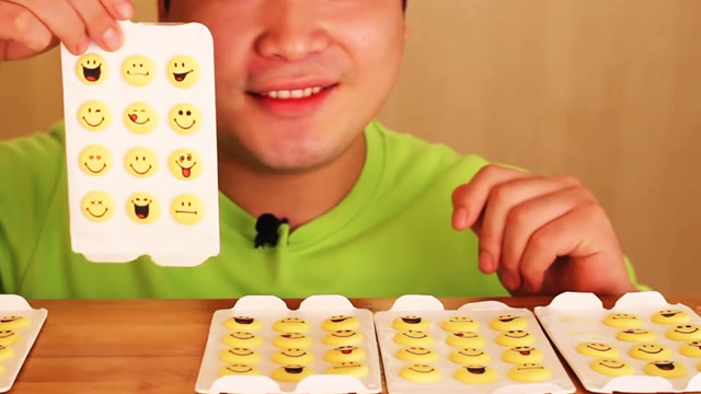 韩国大胖哥吃表情包巧克力,一口两三个,嚼起来真脆!