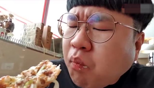 韩国吃货胖子,吃意大利奶酪披萨和冷面炸鸡,吃的直流口水啊