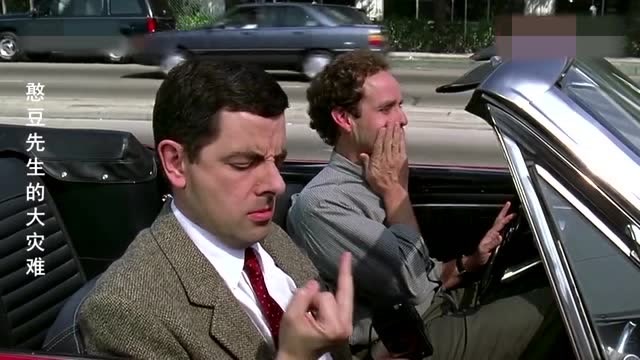 憨豆先生以为在美国竖中指是打招呼,见人就竖中指,路人都懵了